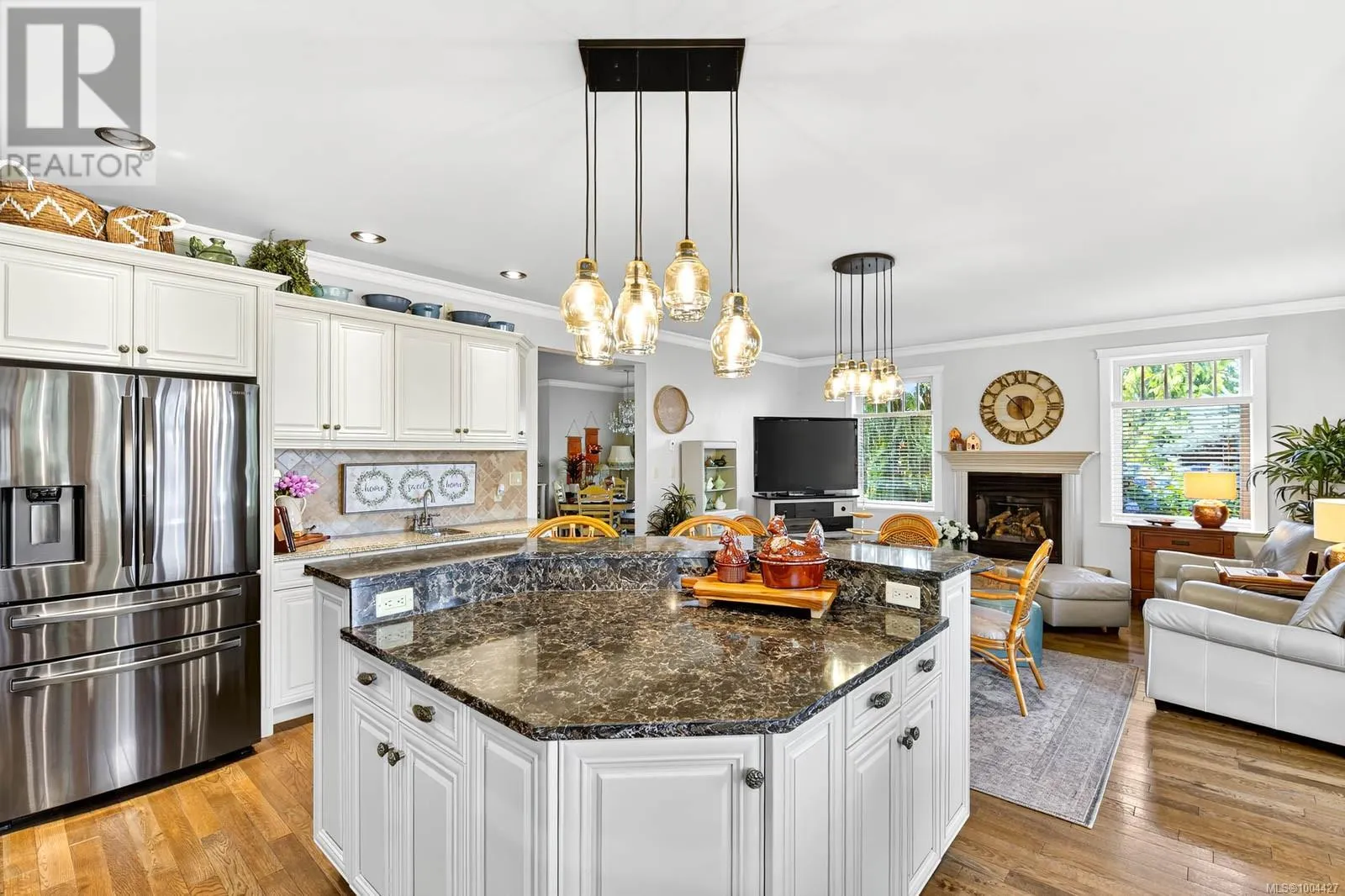 5479 Highland Dr