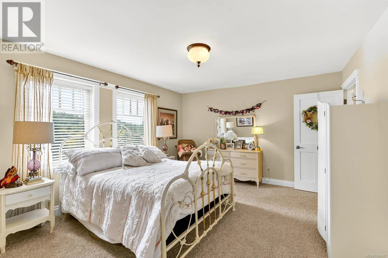 5479 Highland Dr
