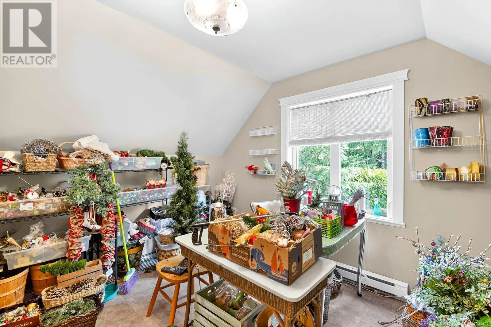 5479 Highland Dr