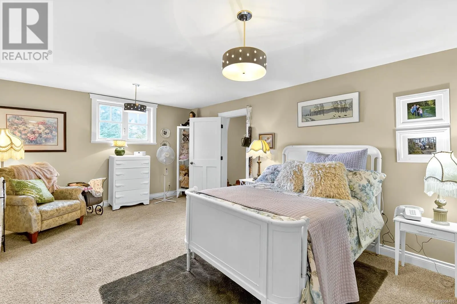 5479 Highland Dr