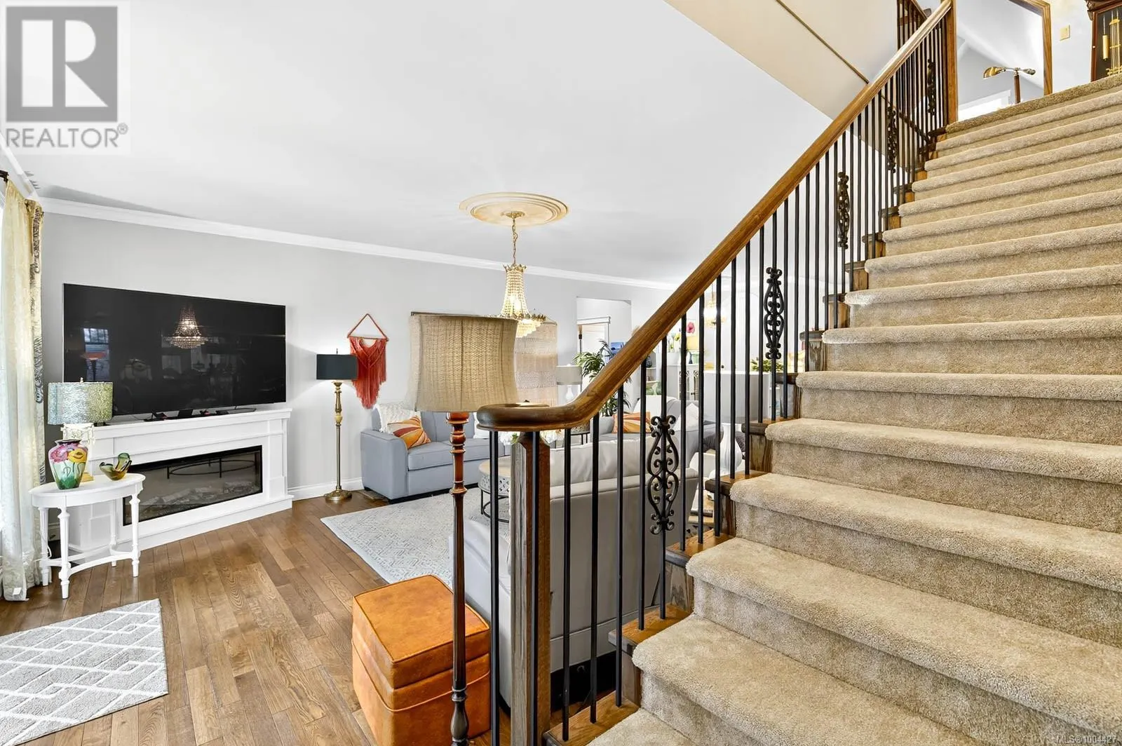 5479 Highland Dr