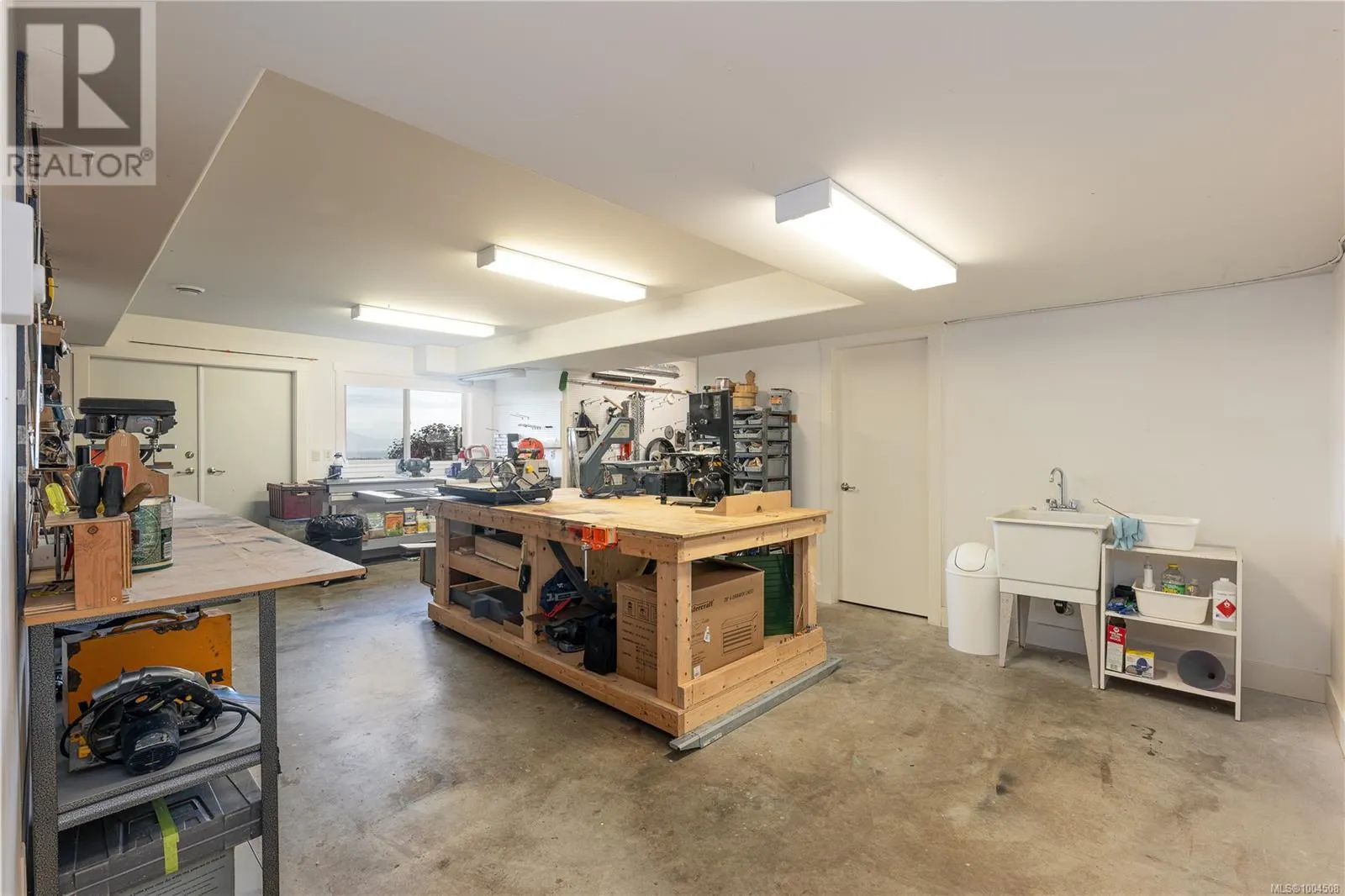1067 Roxboro Pl