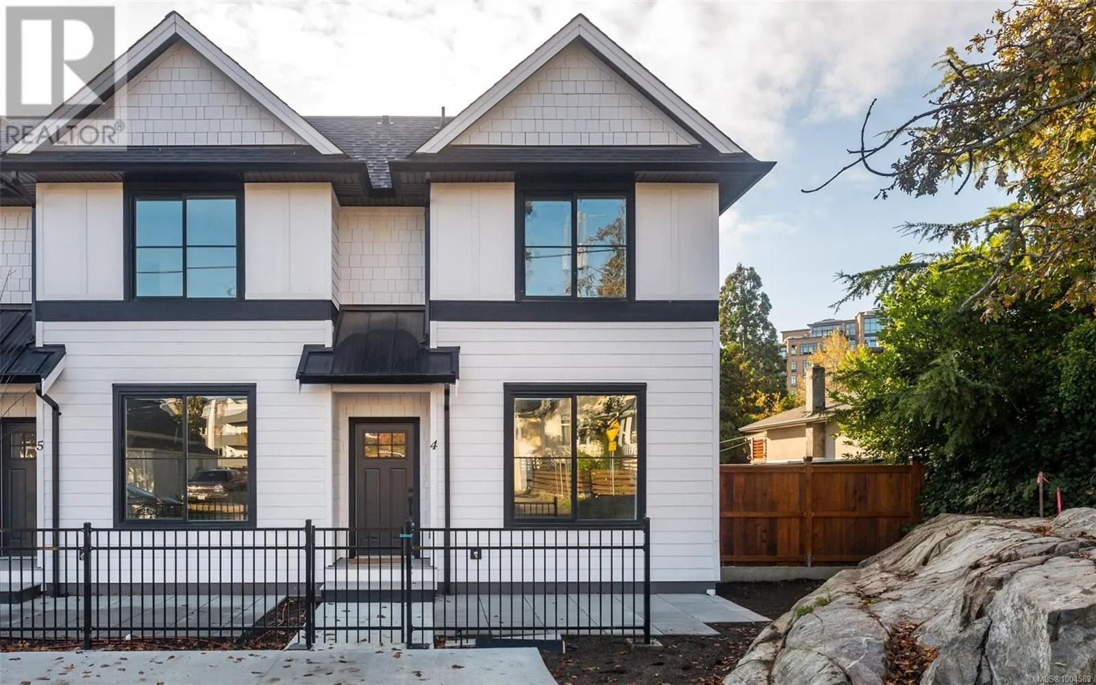 4 820 Dunsmuir Rd