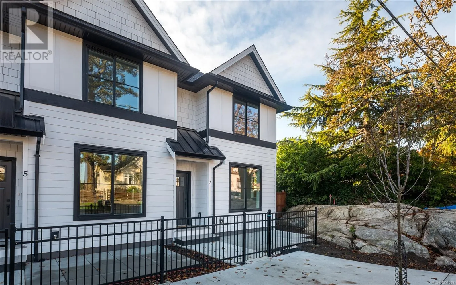 4 820 Dunsmuir Rd