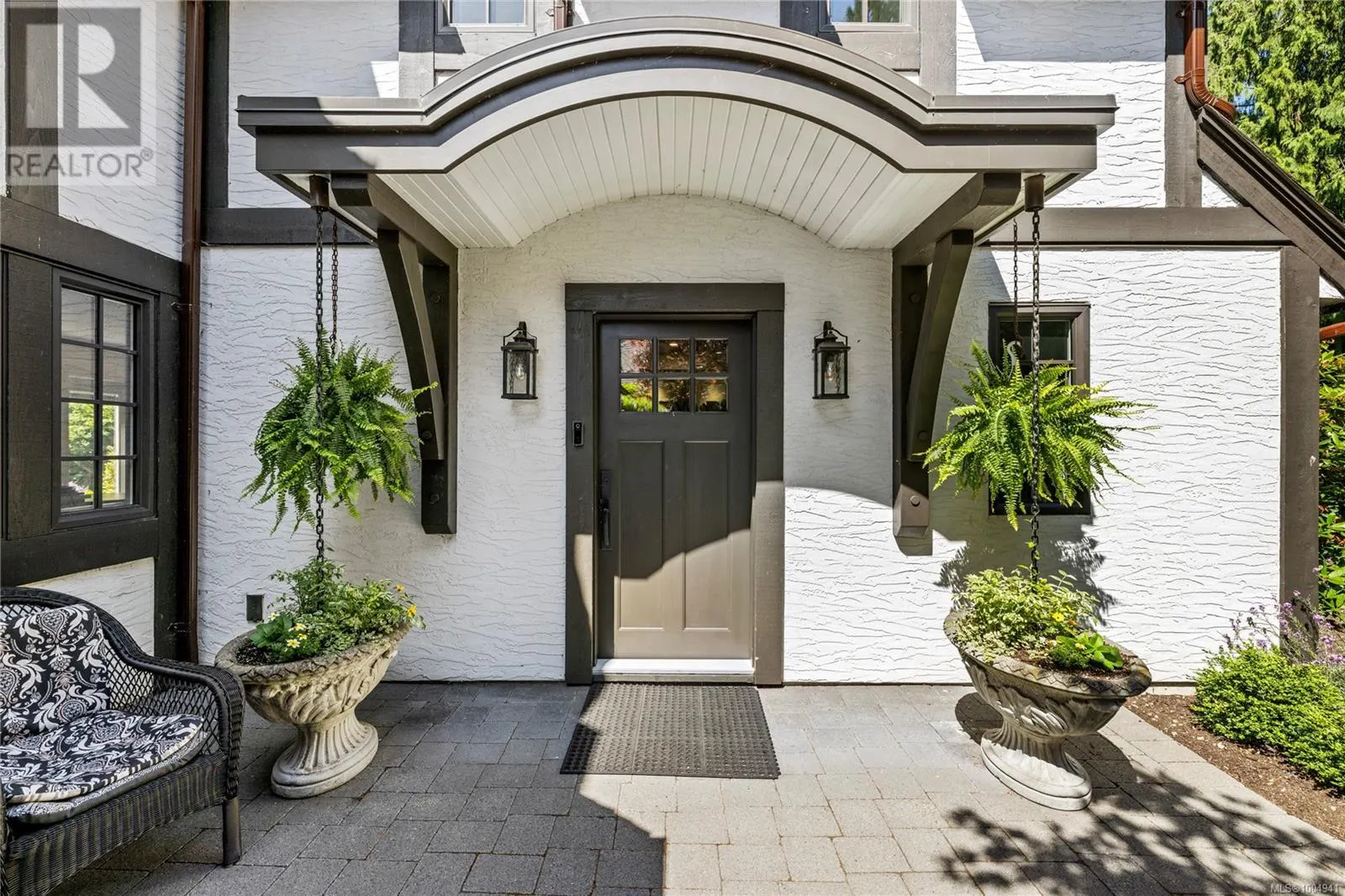 2534 Island Hwy W
