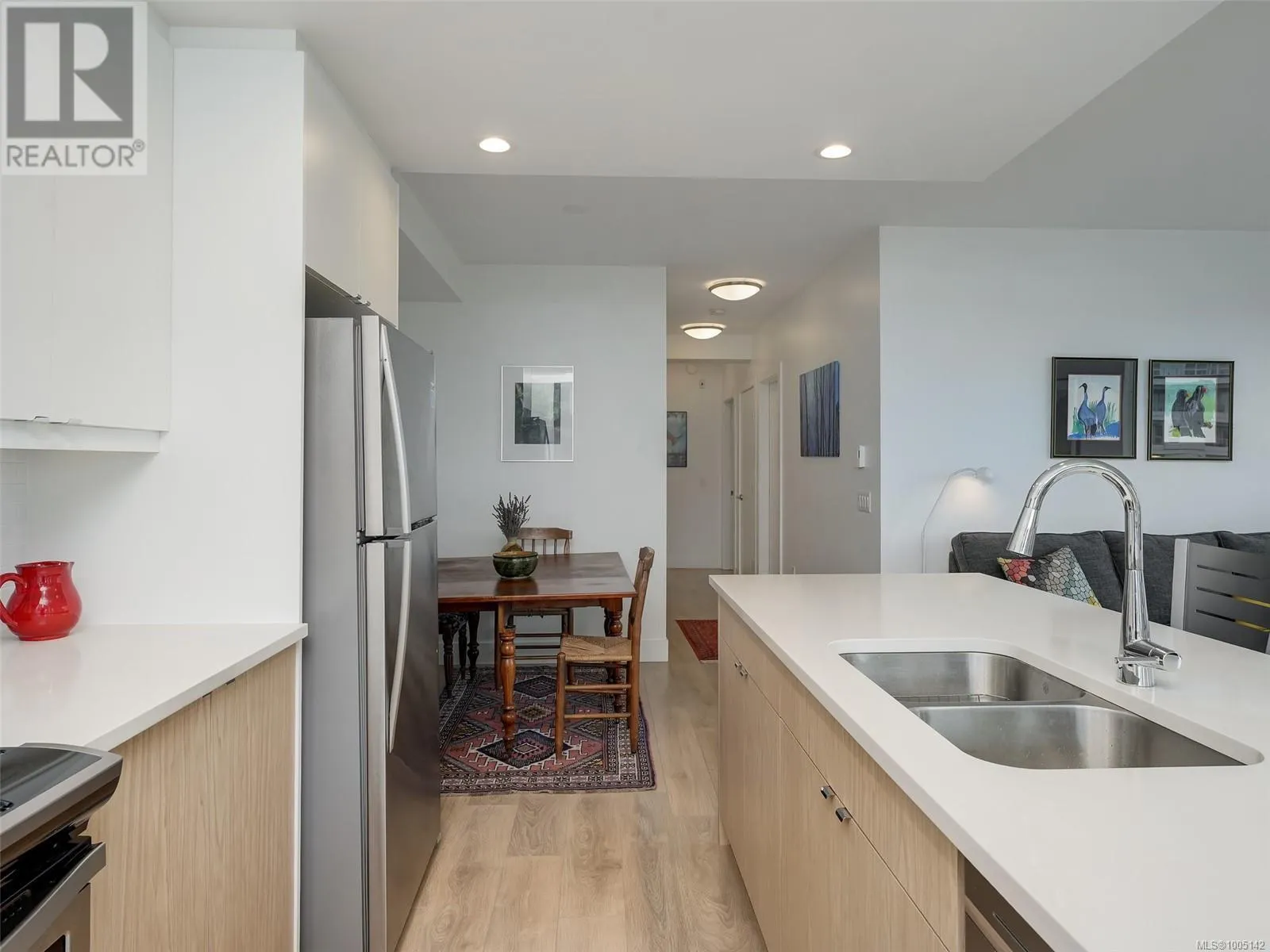 310 2461 Sidney Ave