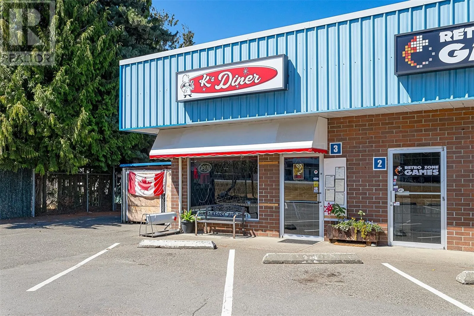 3 1343 Alberni Hwy
