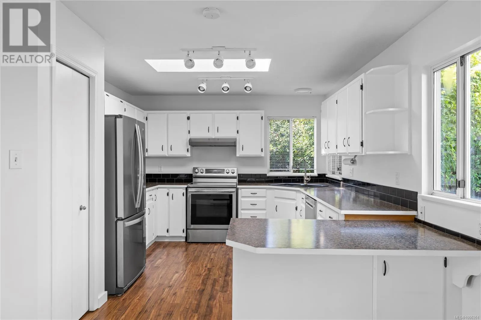 332 Moilliet St S