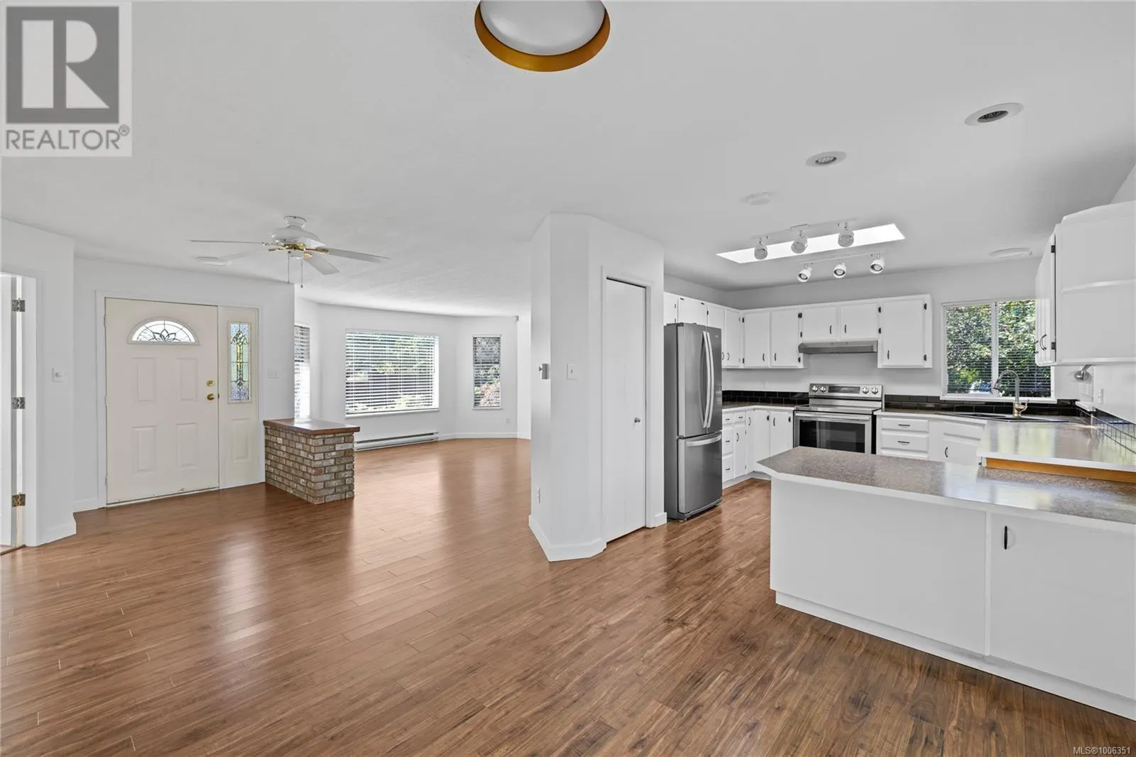 332 Moilliet St S