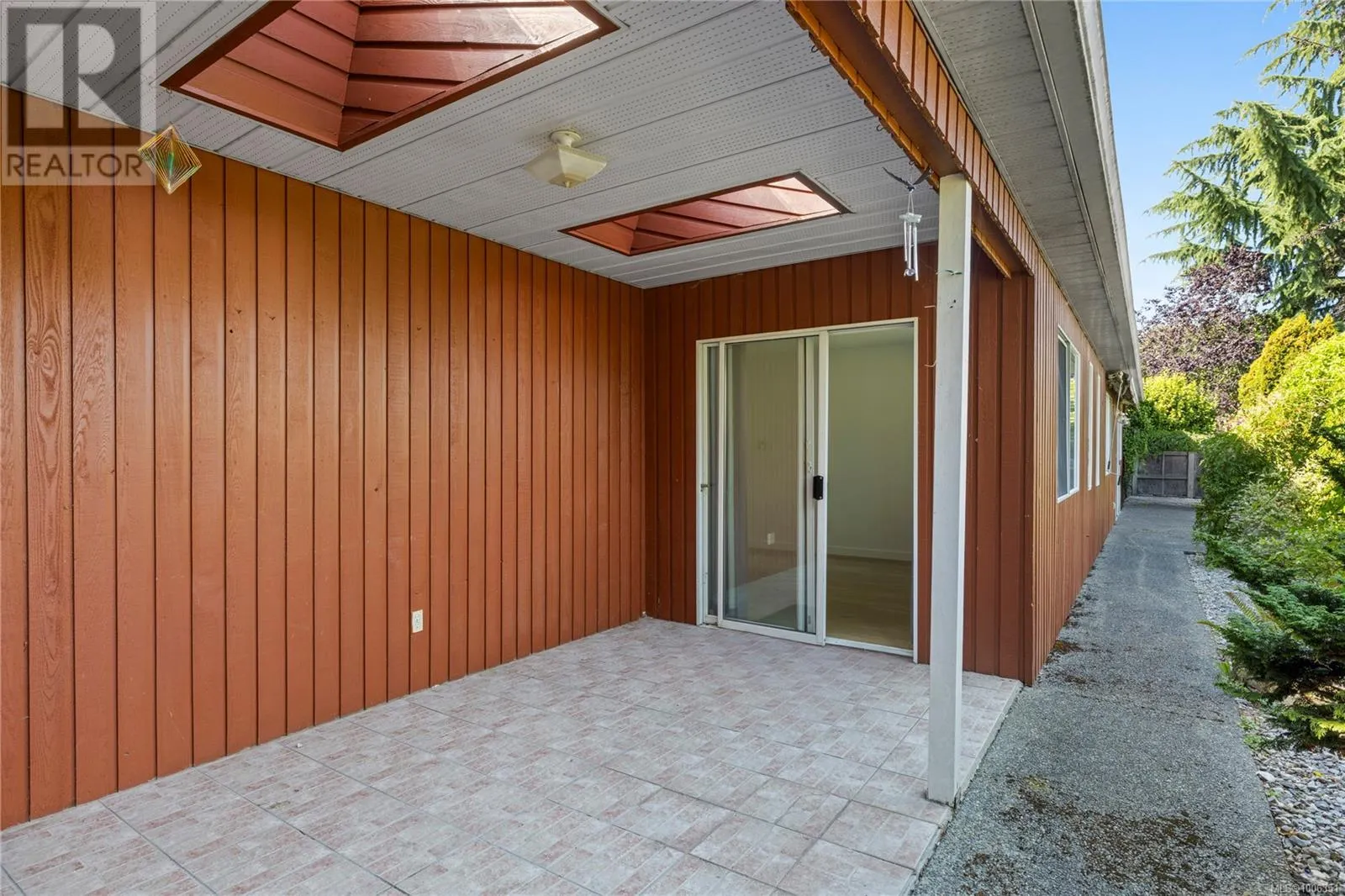 332 Moilliet St S