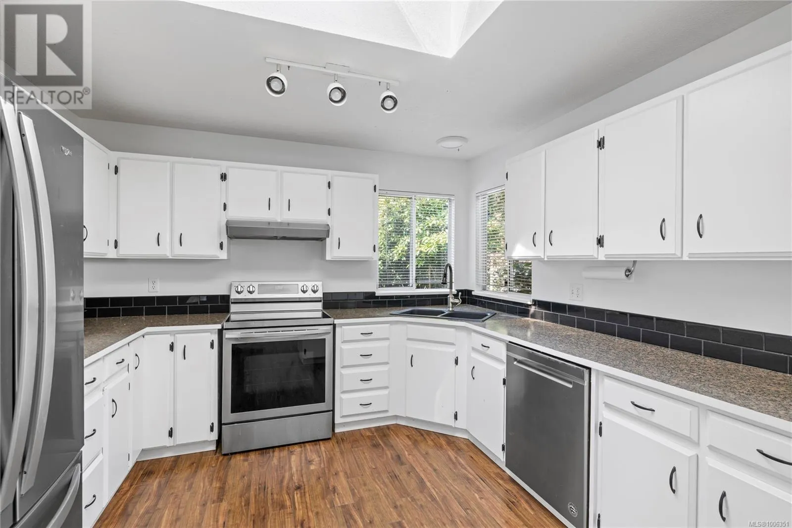 332 Moilliet St S