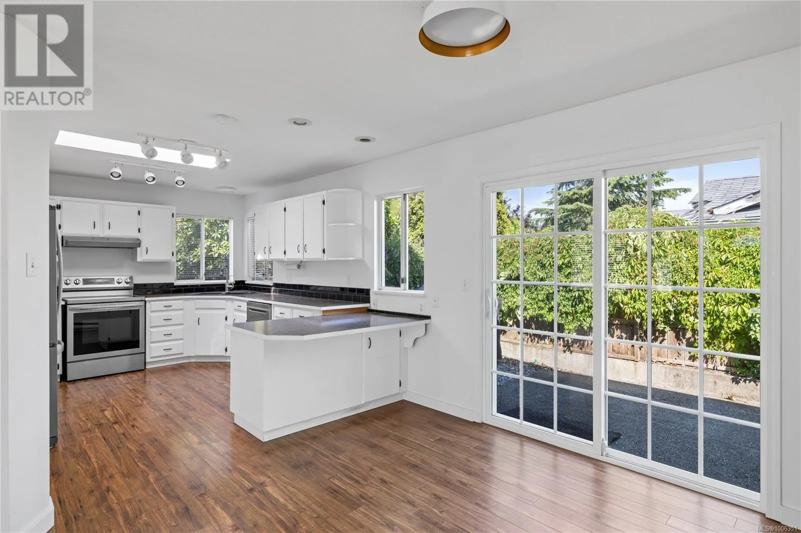 332 Moilliet St S