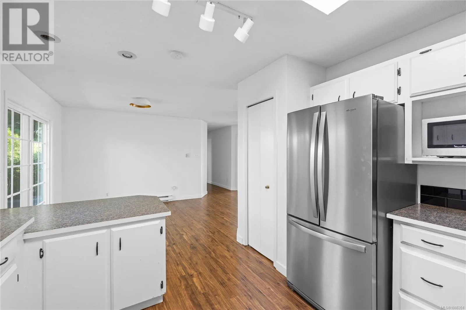 332 Moilliet St S