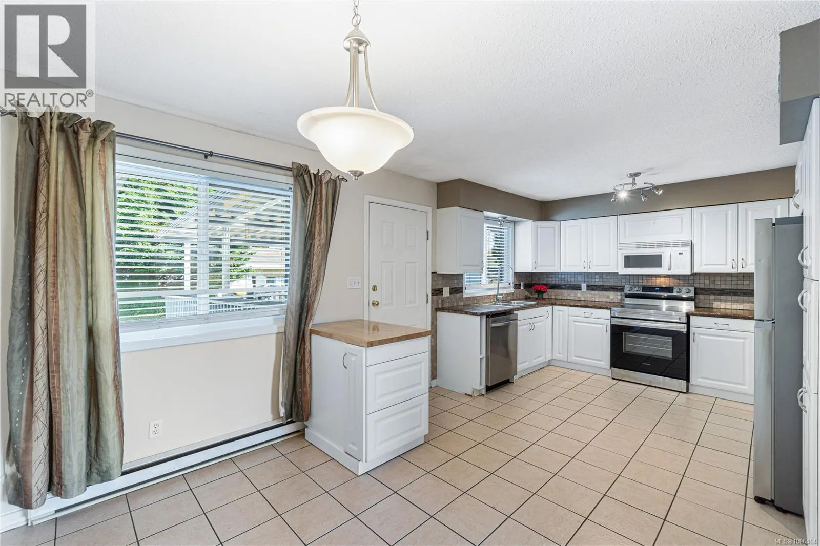 2132 Lark Cres