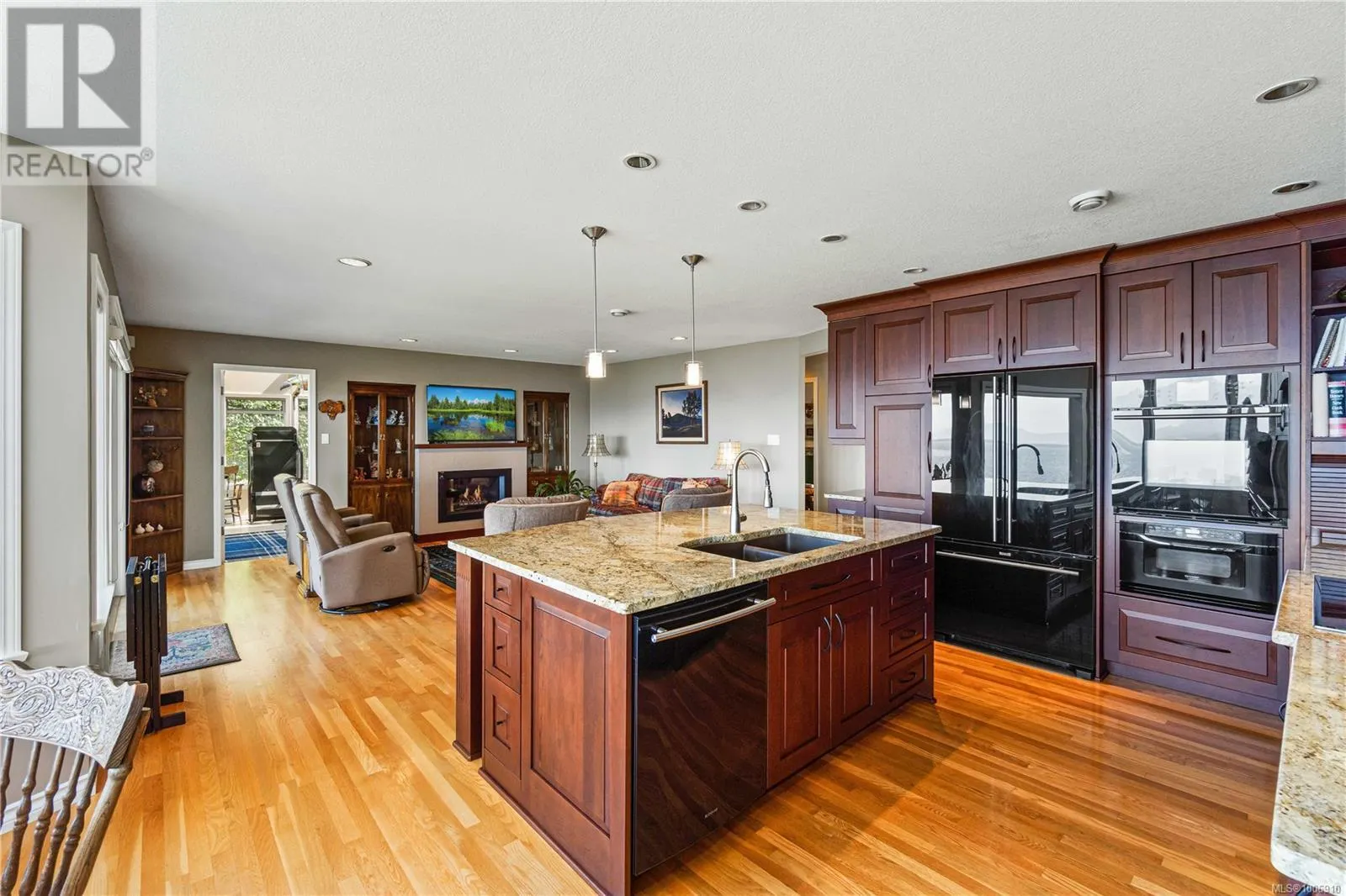 3049 Dolphin Dr