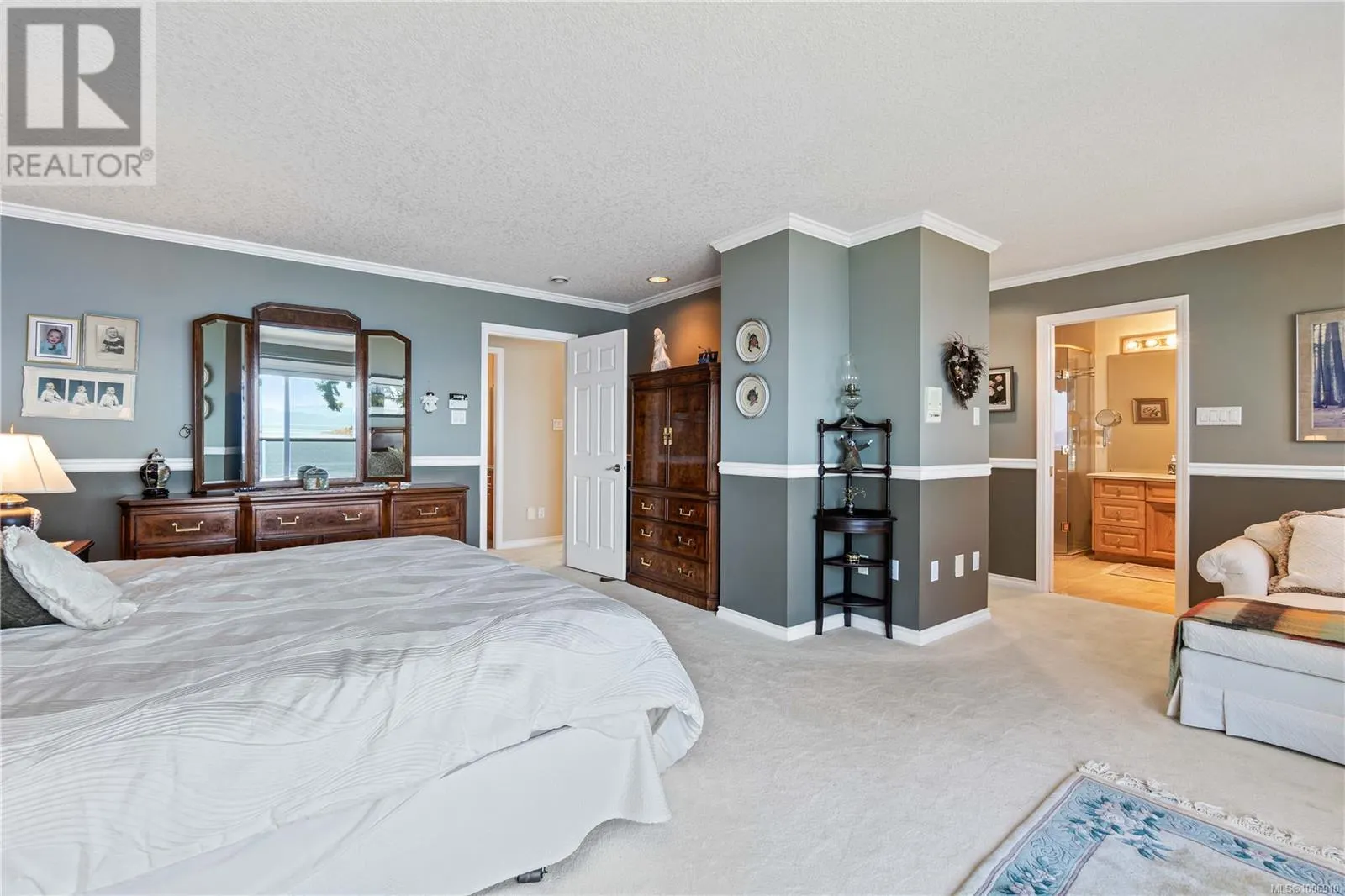3049 Dolphin Dr