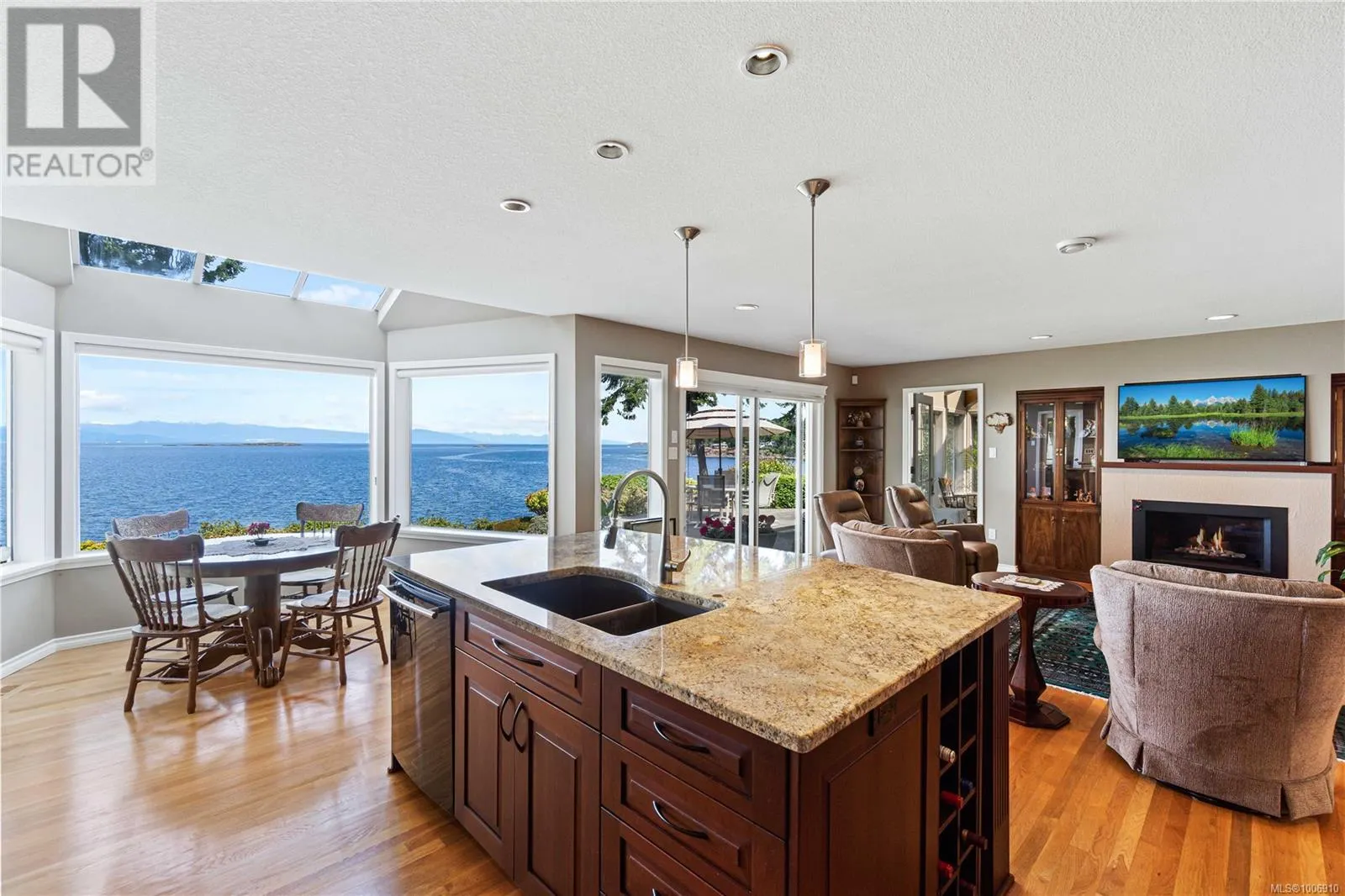 3049 Dolphin Dr