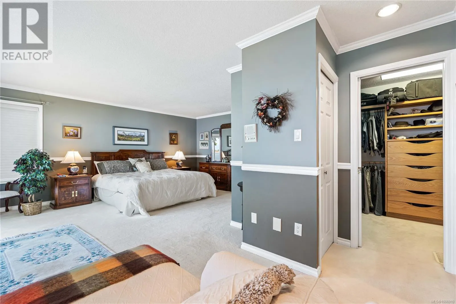 3049 Dolphin Dr