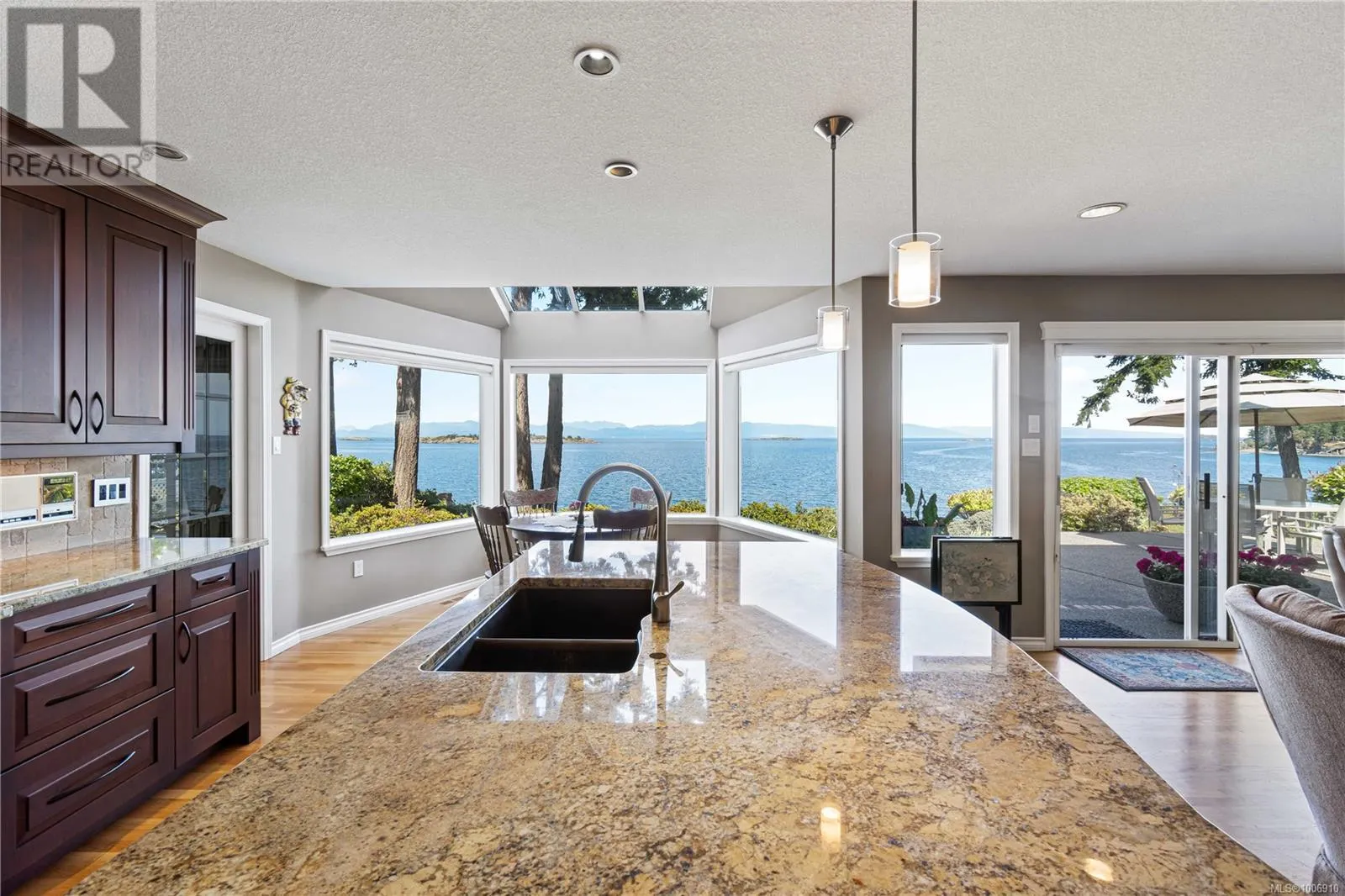 3049 Dolphin Dr