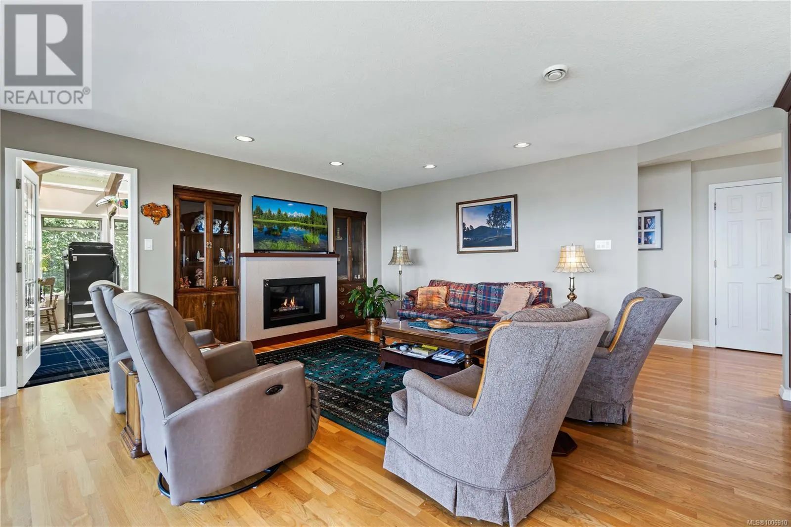 3049 Dolphin Dr