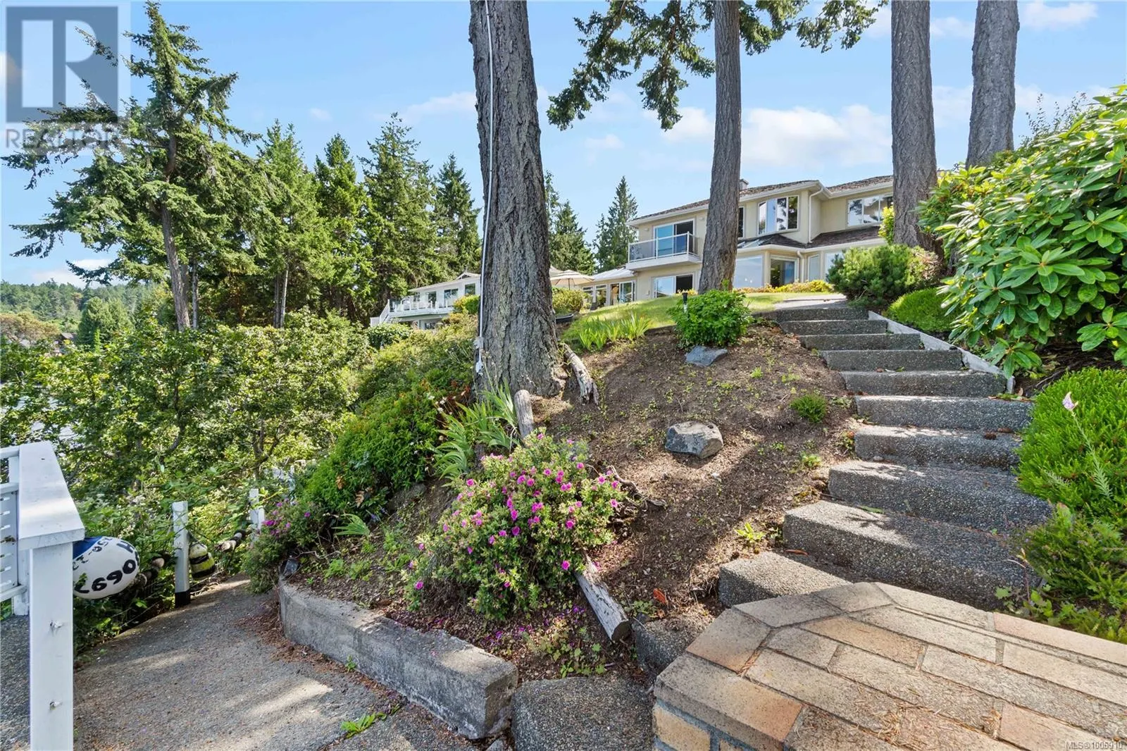 3049 Dolphin Dr