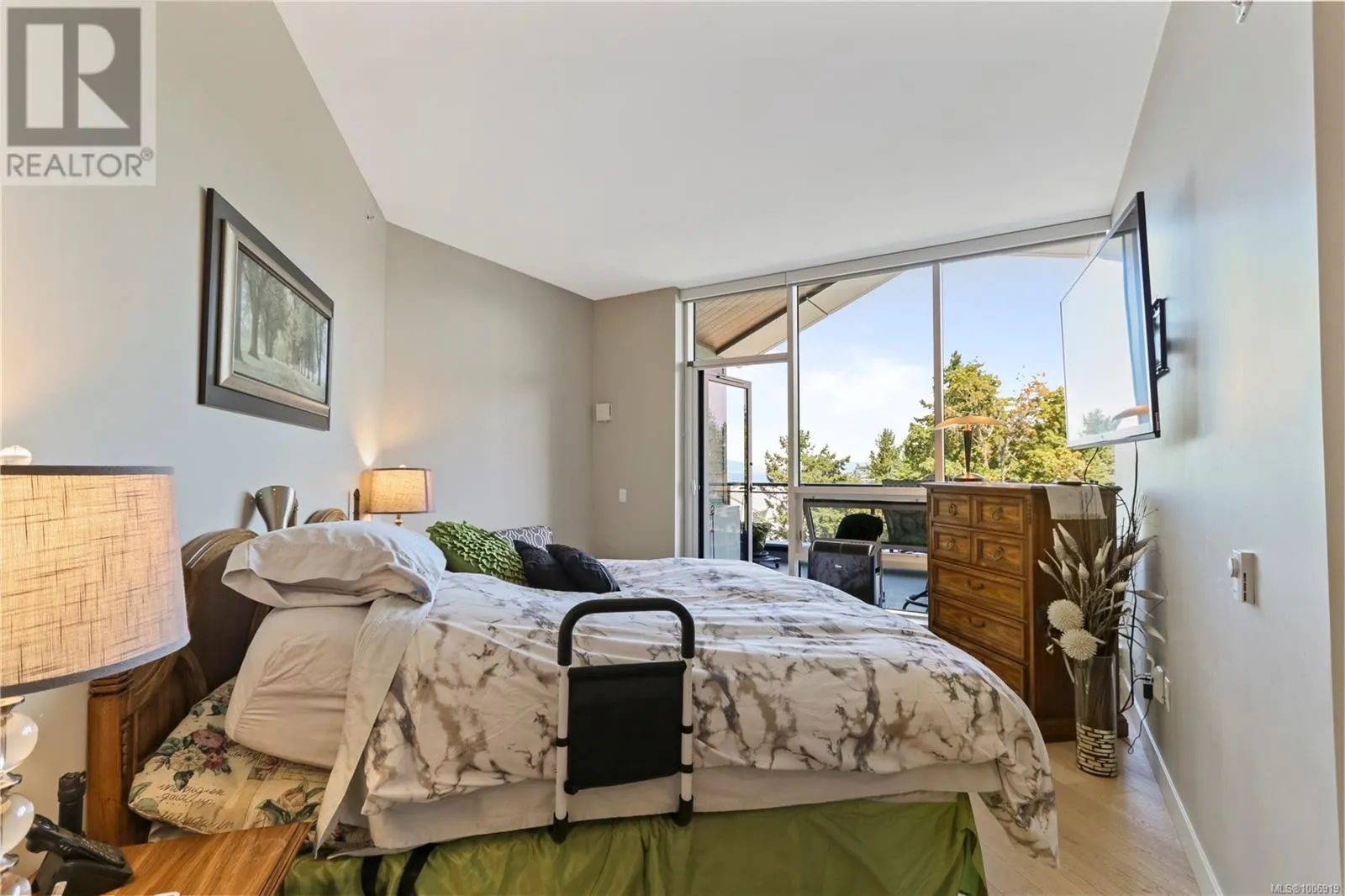 604 3529 Dolphin Dr