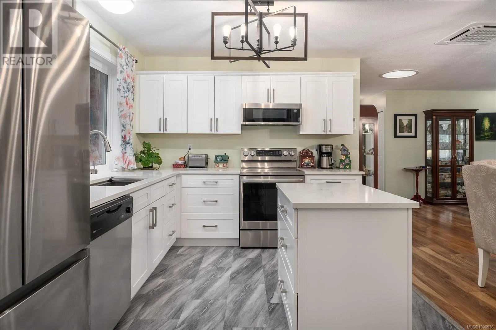 573 Tyee Cres
