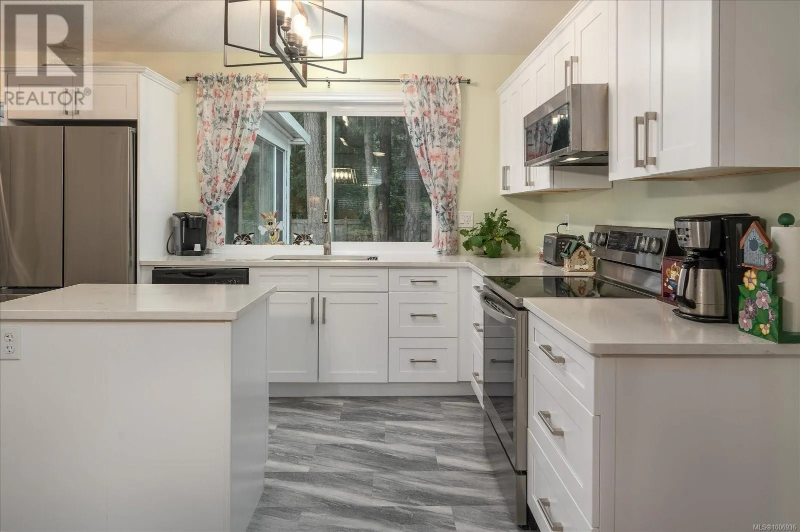 573 Tyee Cres
