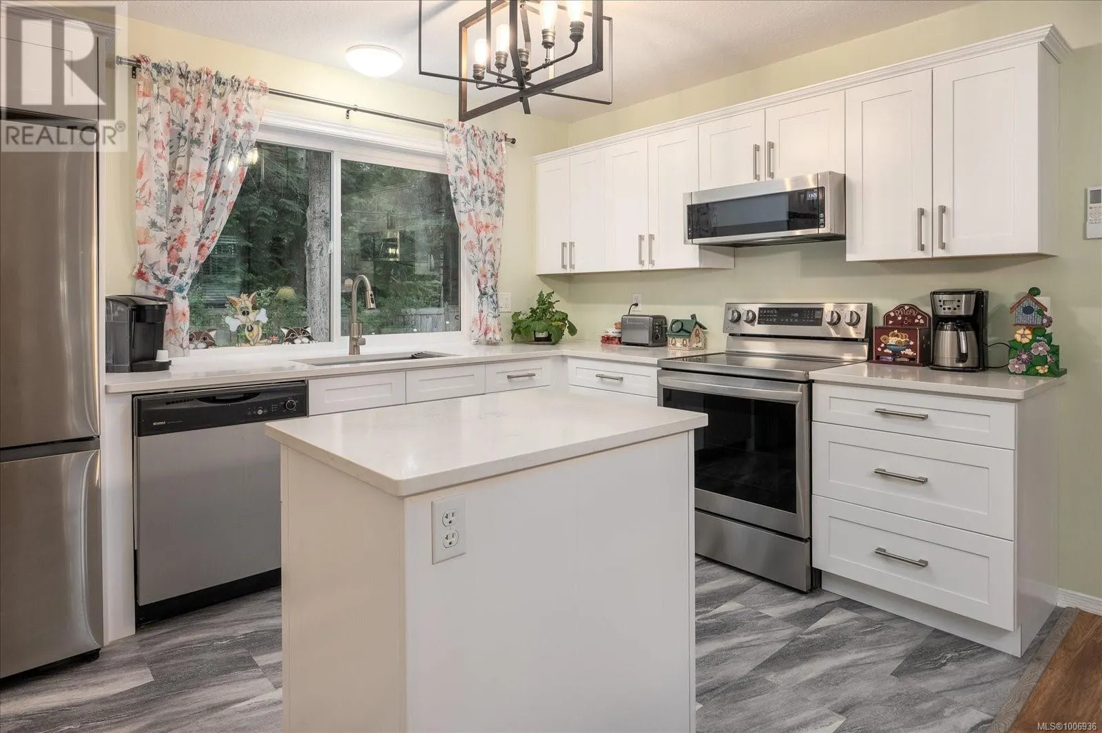 573 Tyee Cres