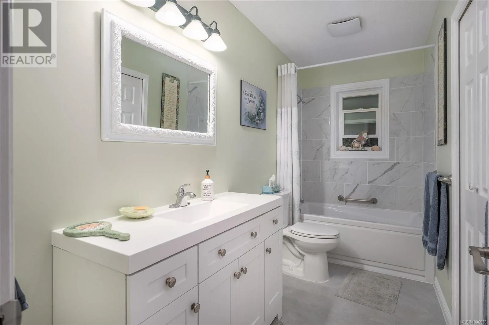 573 Tyee Cres