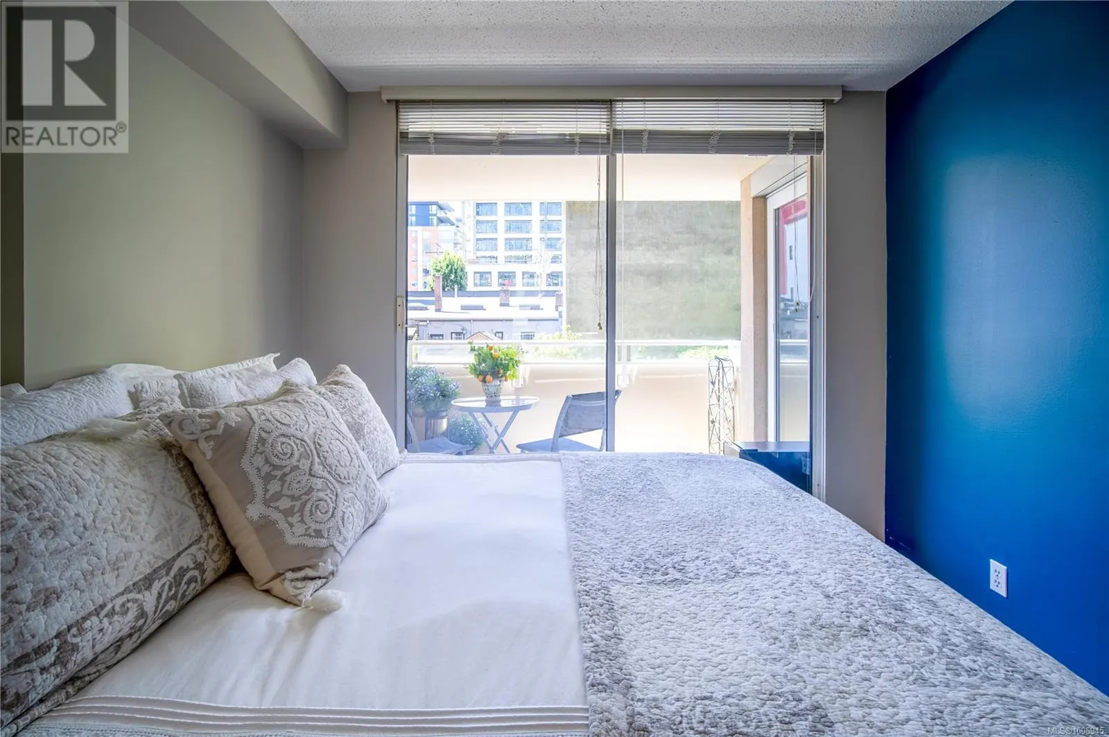 210 835 VIEW St