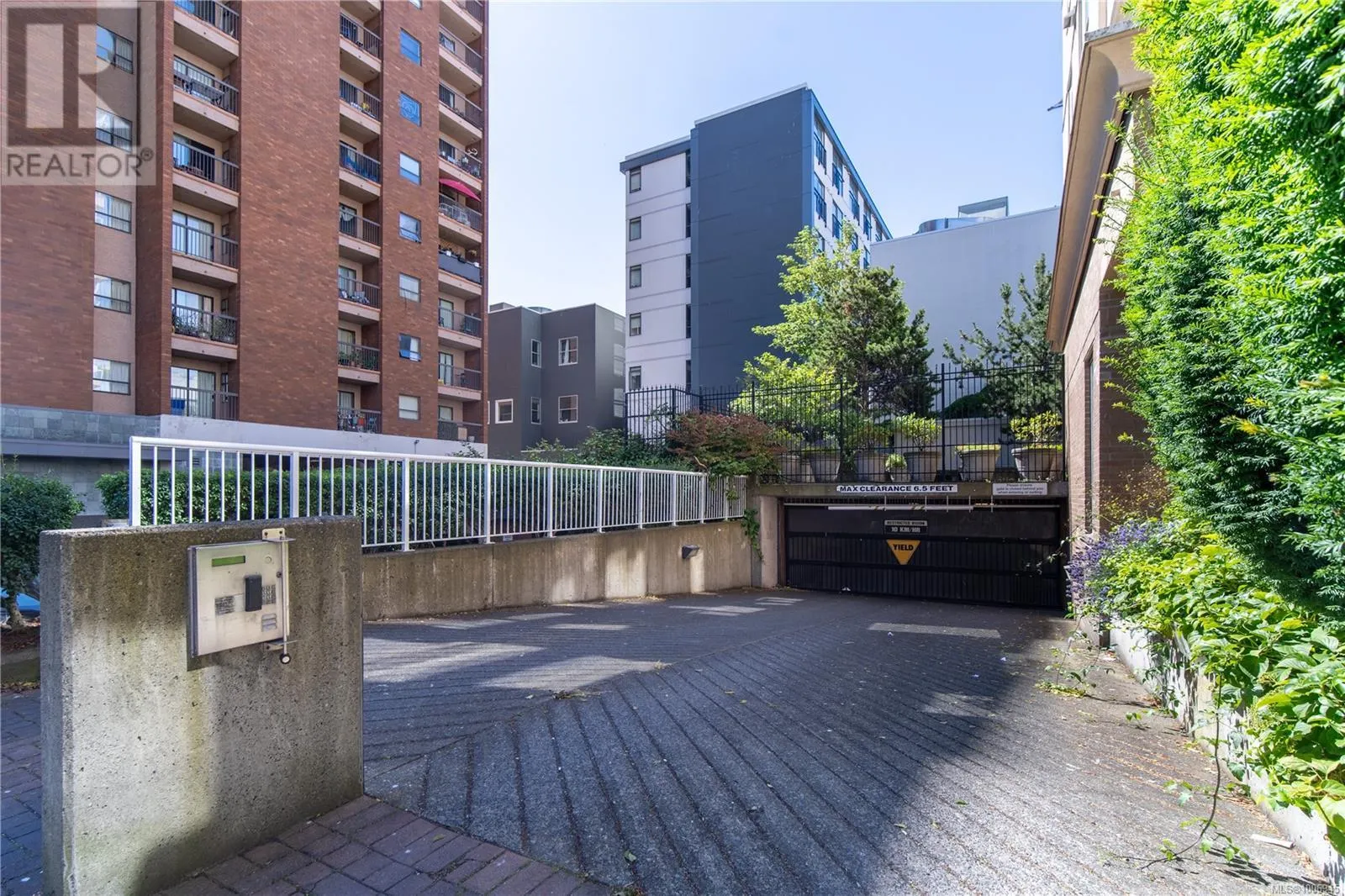 210 835 VIEW St