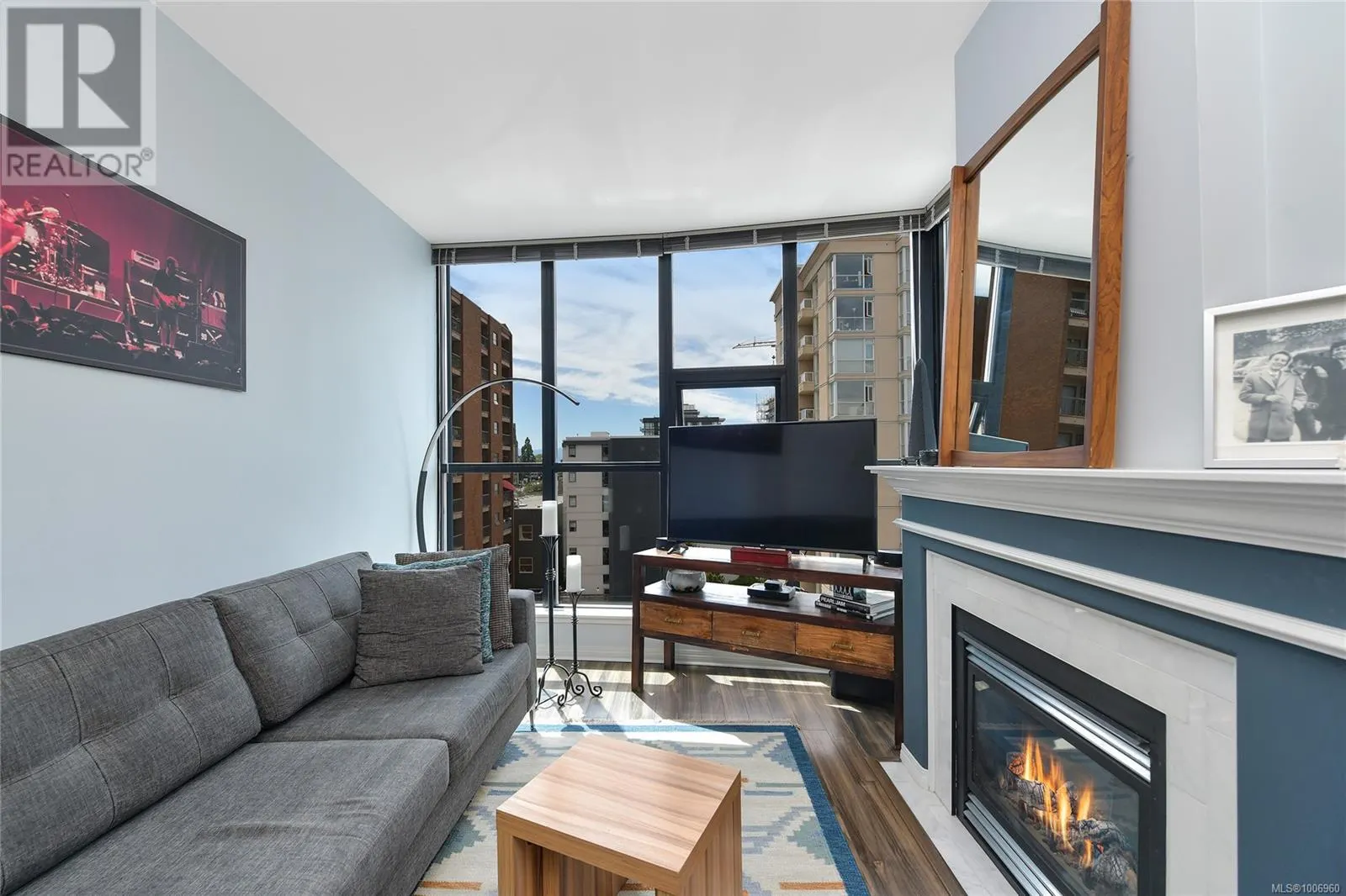 706 860 View St