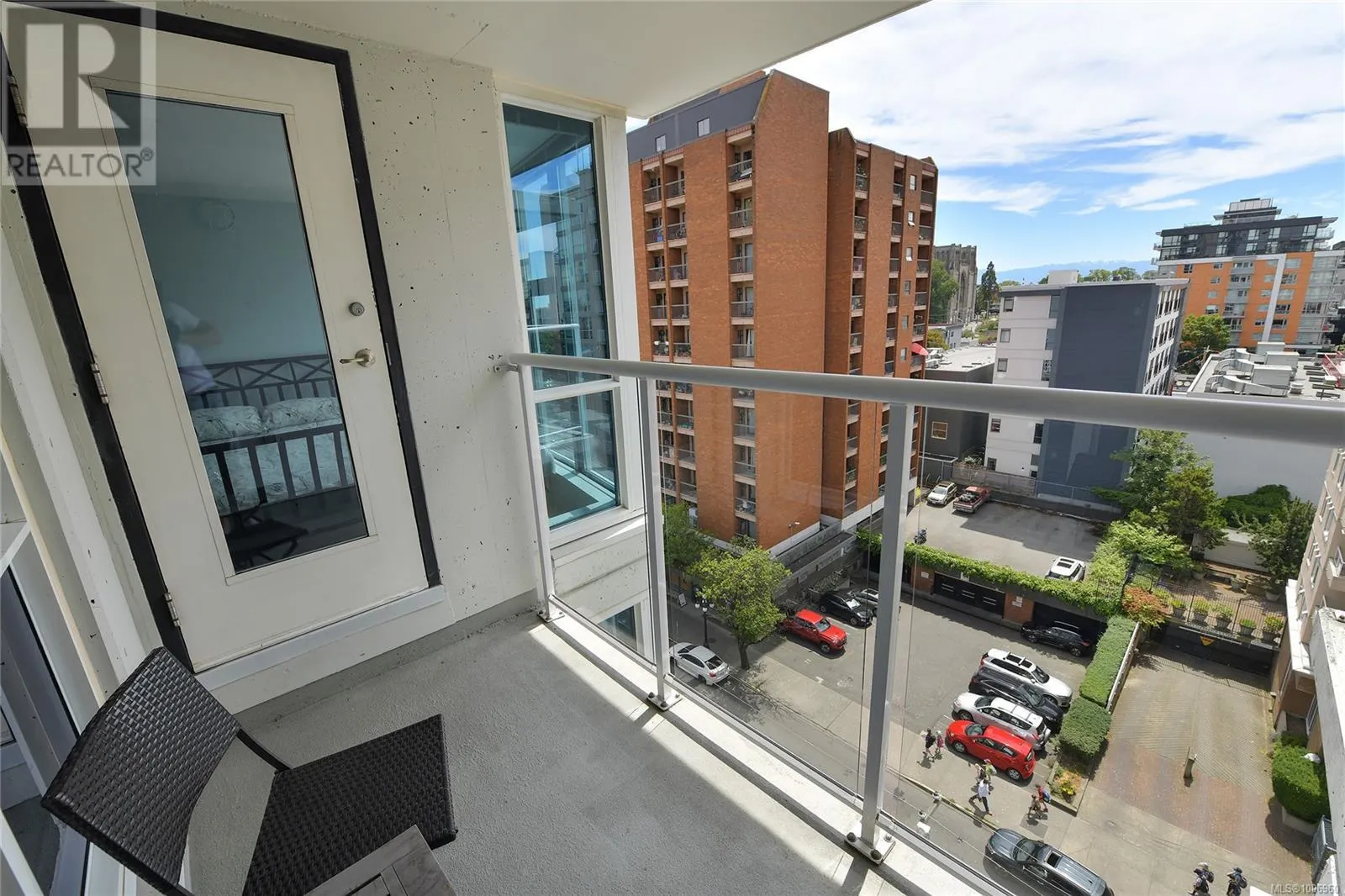 706 860 View St