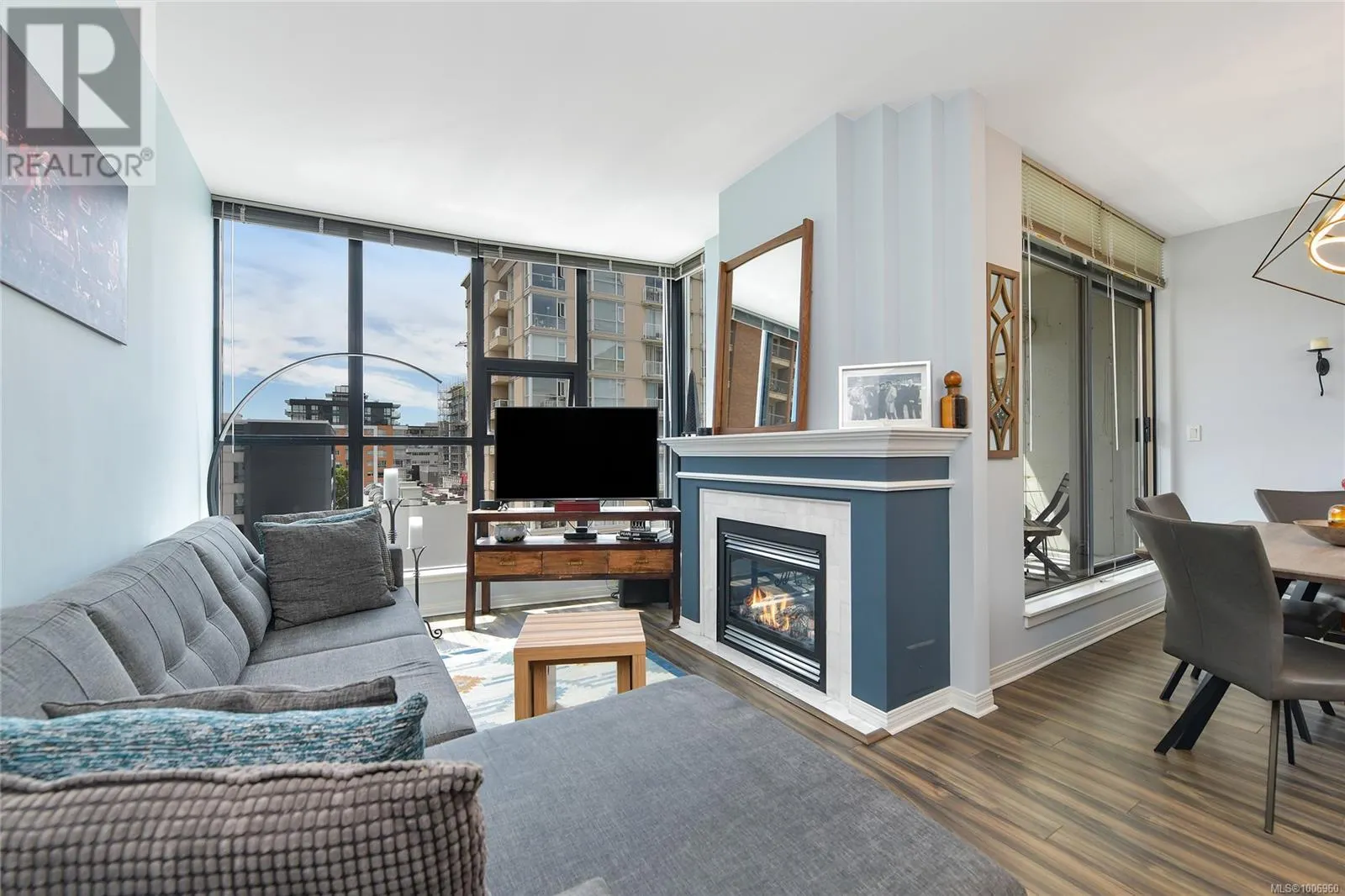 706 860 View St