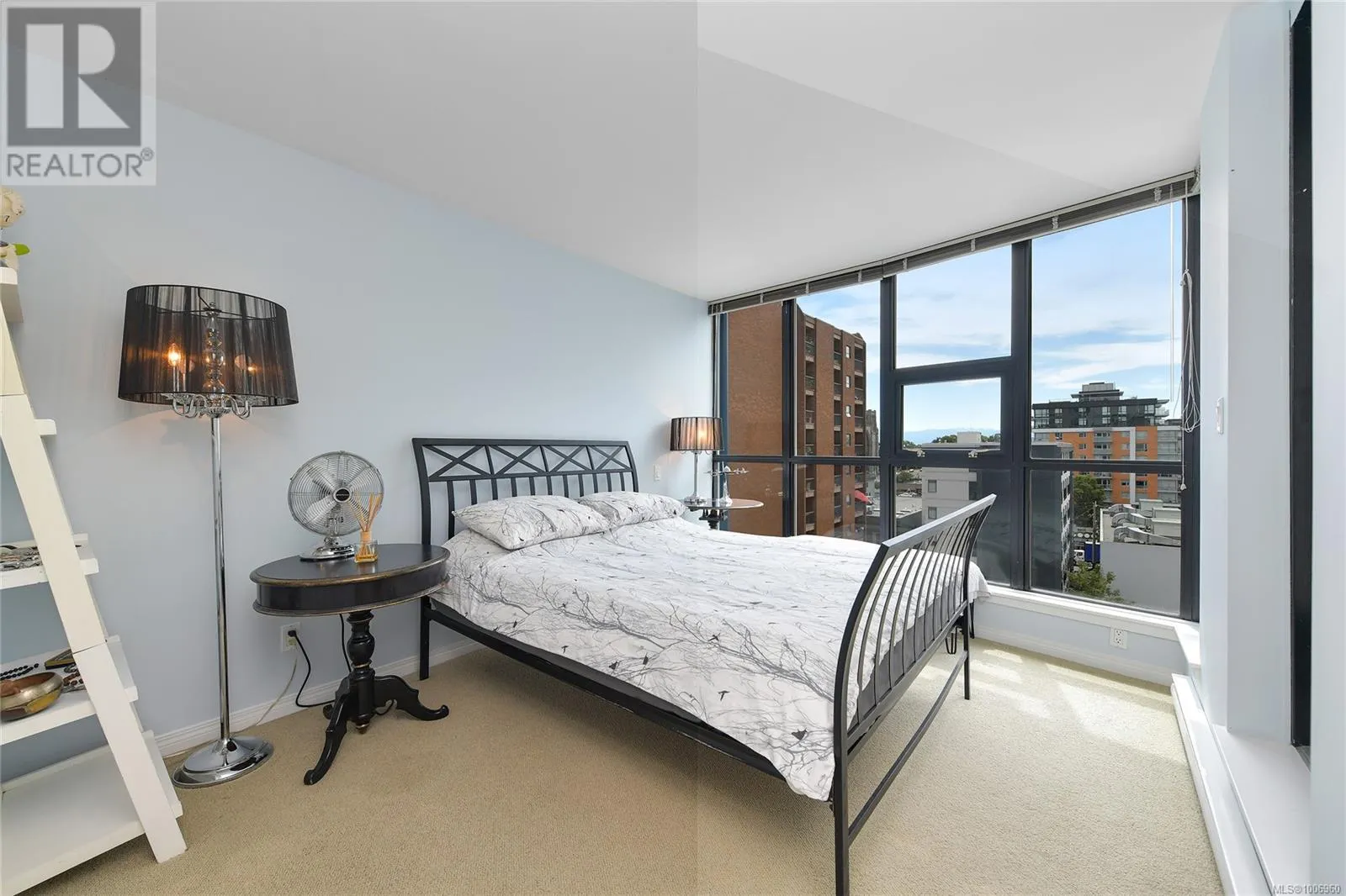 706 860 View St