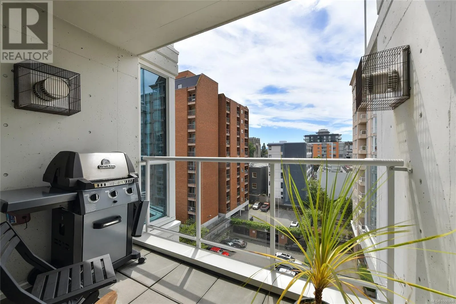 706 860 View St
