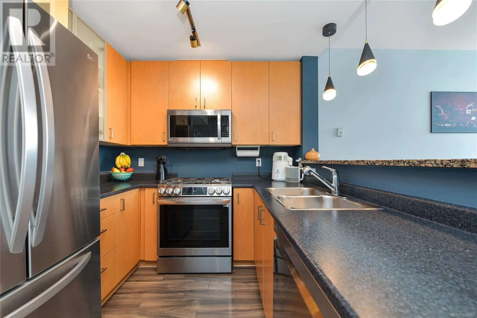 706 860 View St
