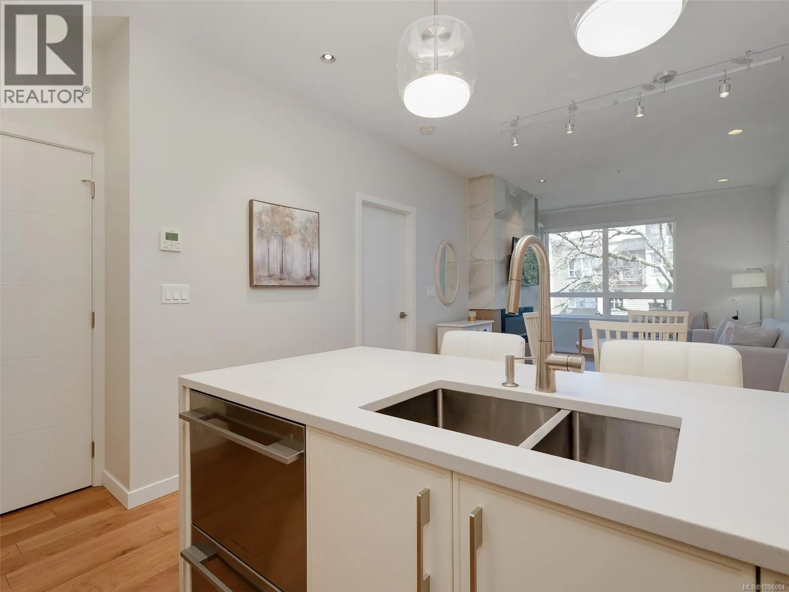 302 1201 Fort St