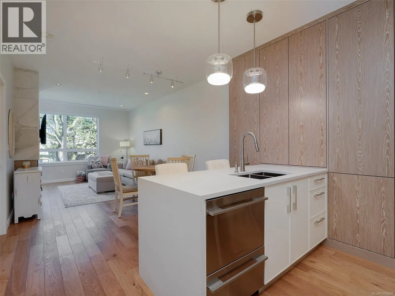 302 1201 Fort St