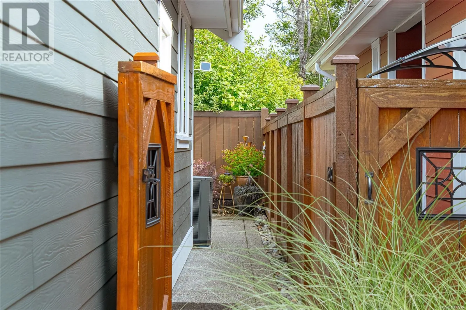 843 Parkside Cres