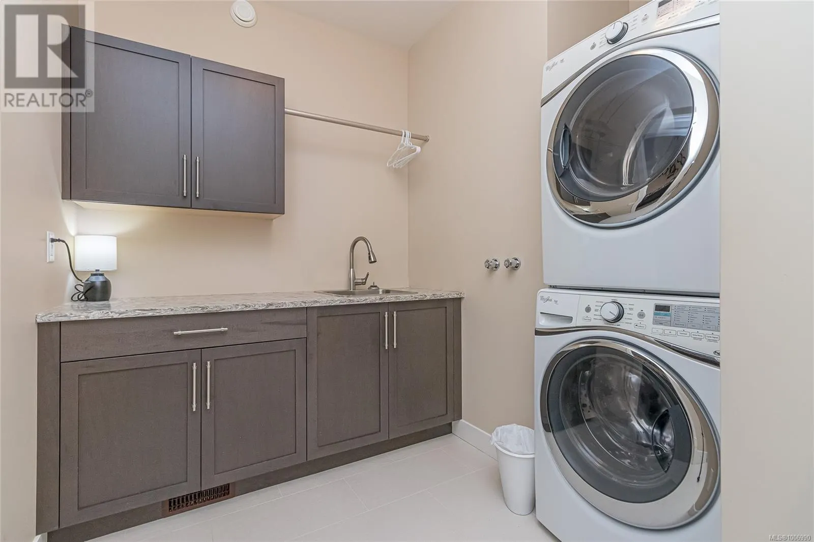 843 Parkside Cres