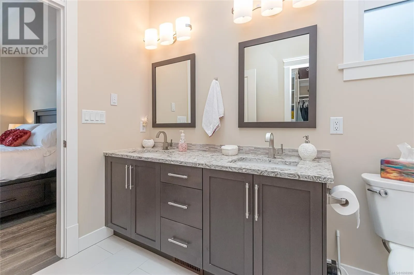 843 Parkside Cres