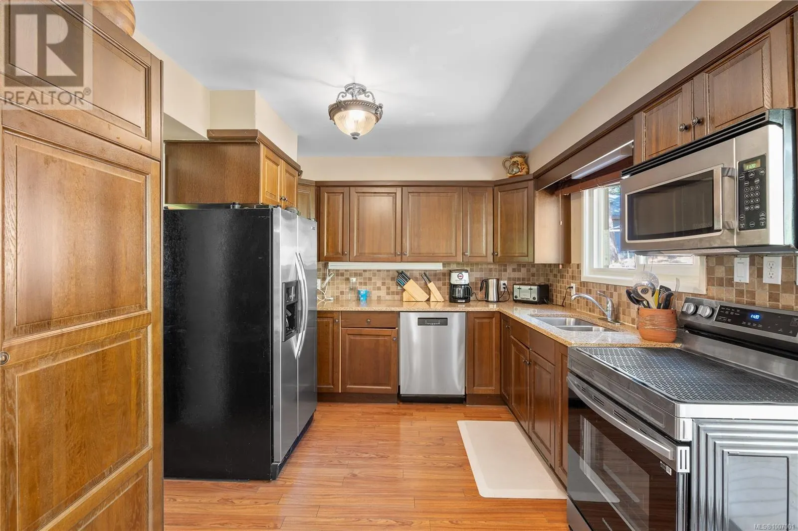 854 Royal Oak Ave