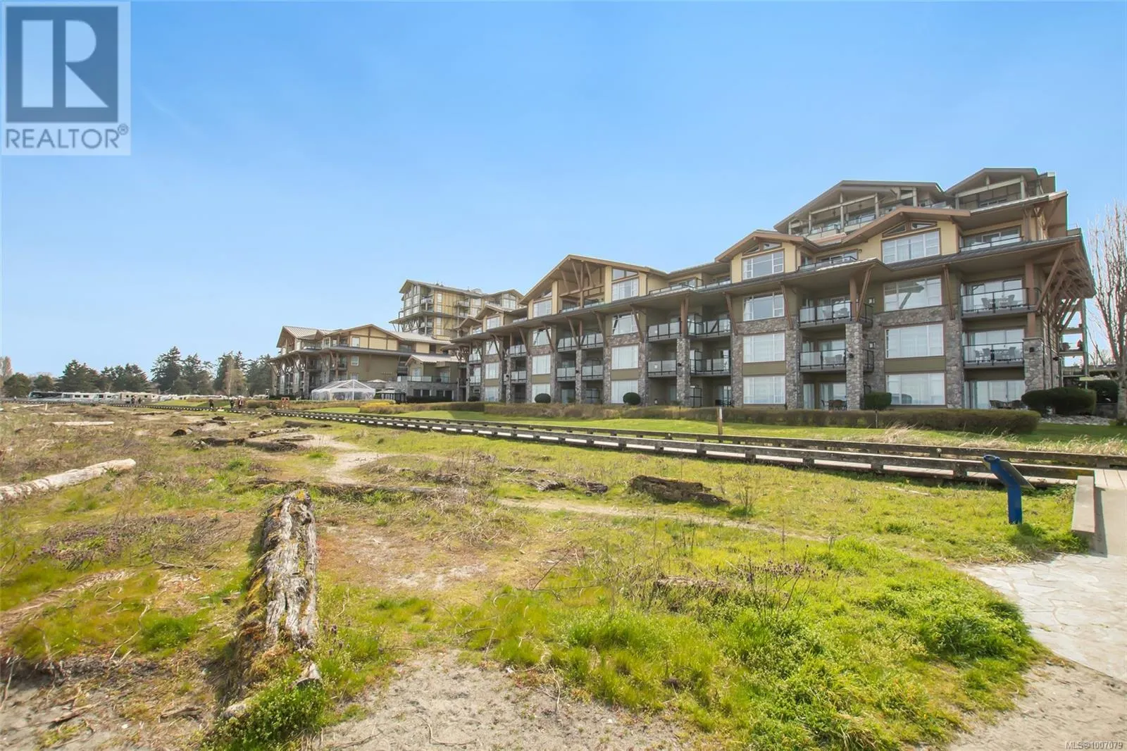 703/704A 181 Beachside Dr