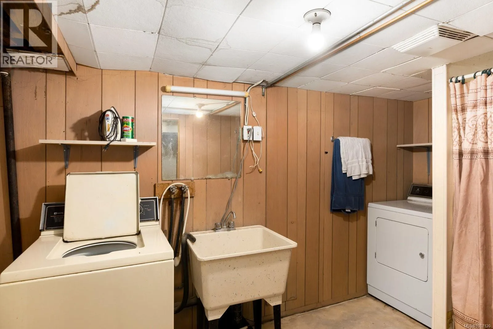 5015 Cordova Bay Rd