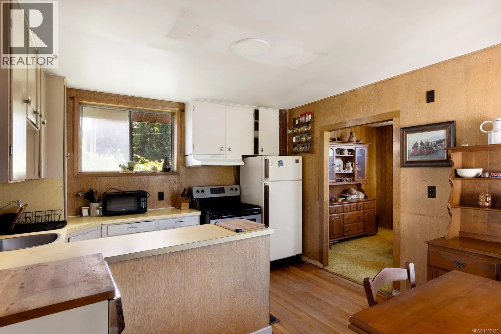 5015 Cordova Bay Rd