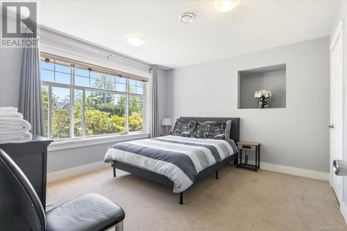 627 Sarum Rise Way