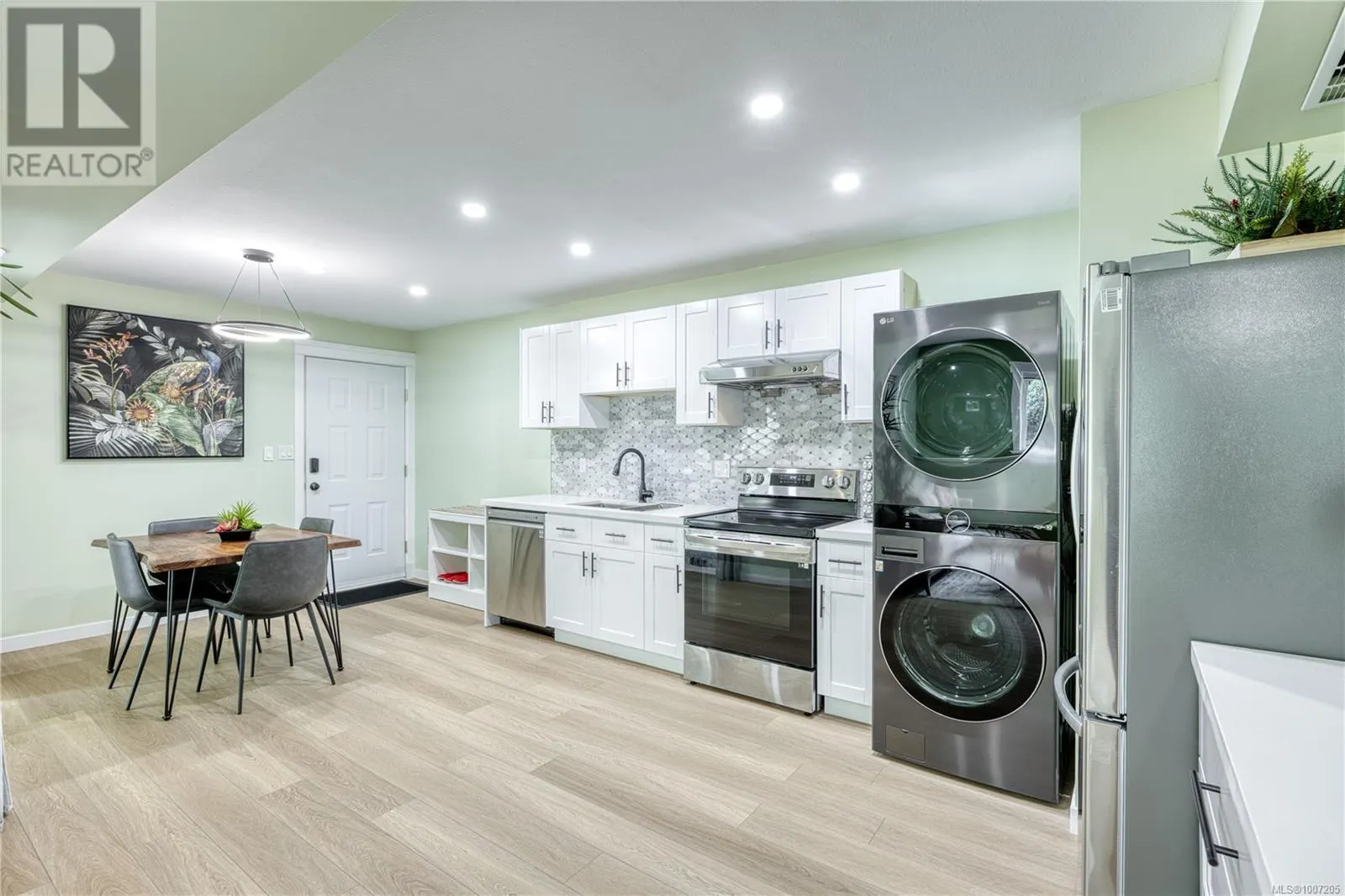 6381 Icarus Dr