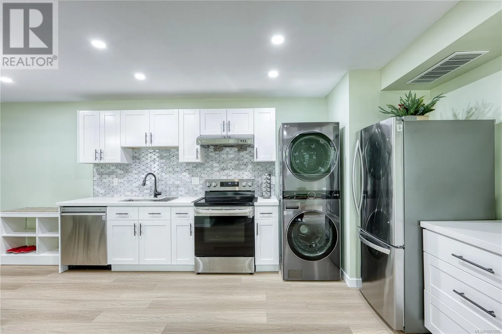 6381 Icarus Dr